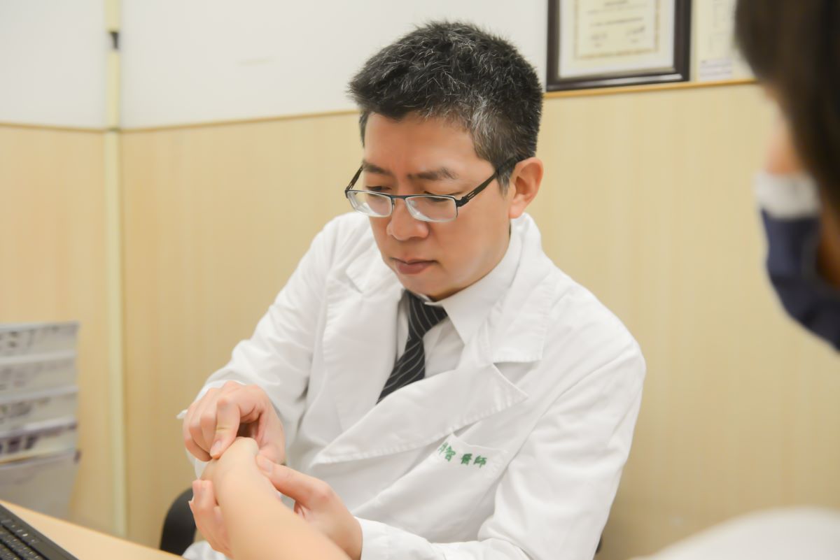 開瓶蓋扭毛巾都會手痛？可能拇指腕掌關節已鬆脫